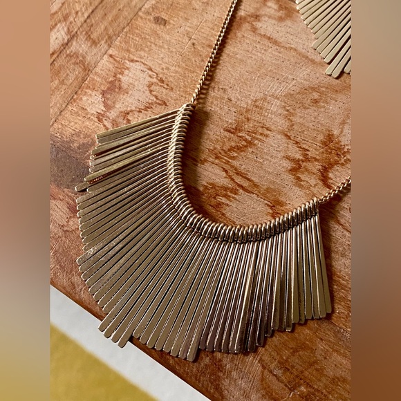 Set of 2 gold toned metal fringe necklaces - Picture 5 of 8